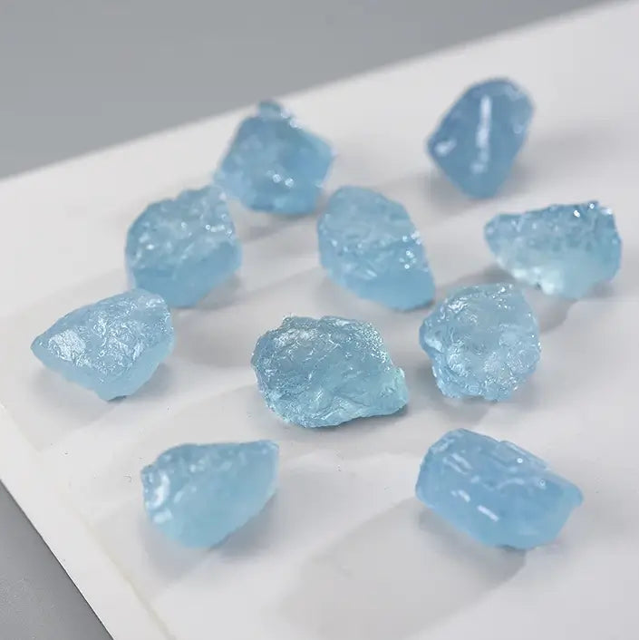 Cristaux d’aquamarine brute naturels utilisés pour la Bague de l’Eau, illustrant l’aspect minéral et authentique de la pierre.