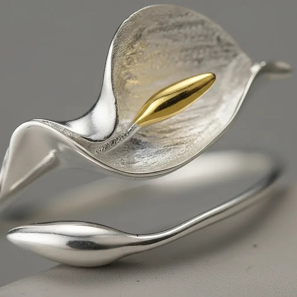 Gros plan sur la bague arum en argent 925 mettant en valeur la forme organique et la finition du métal.