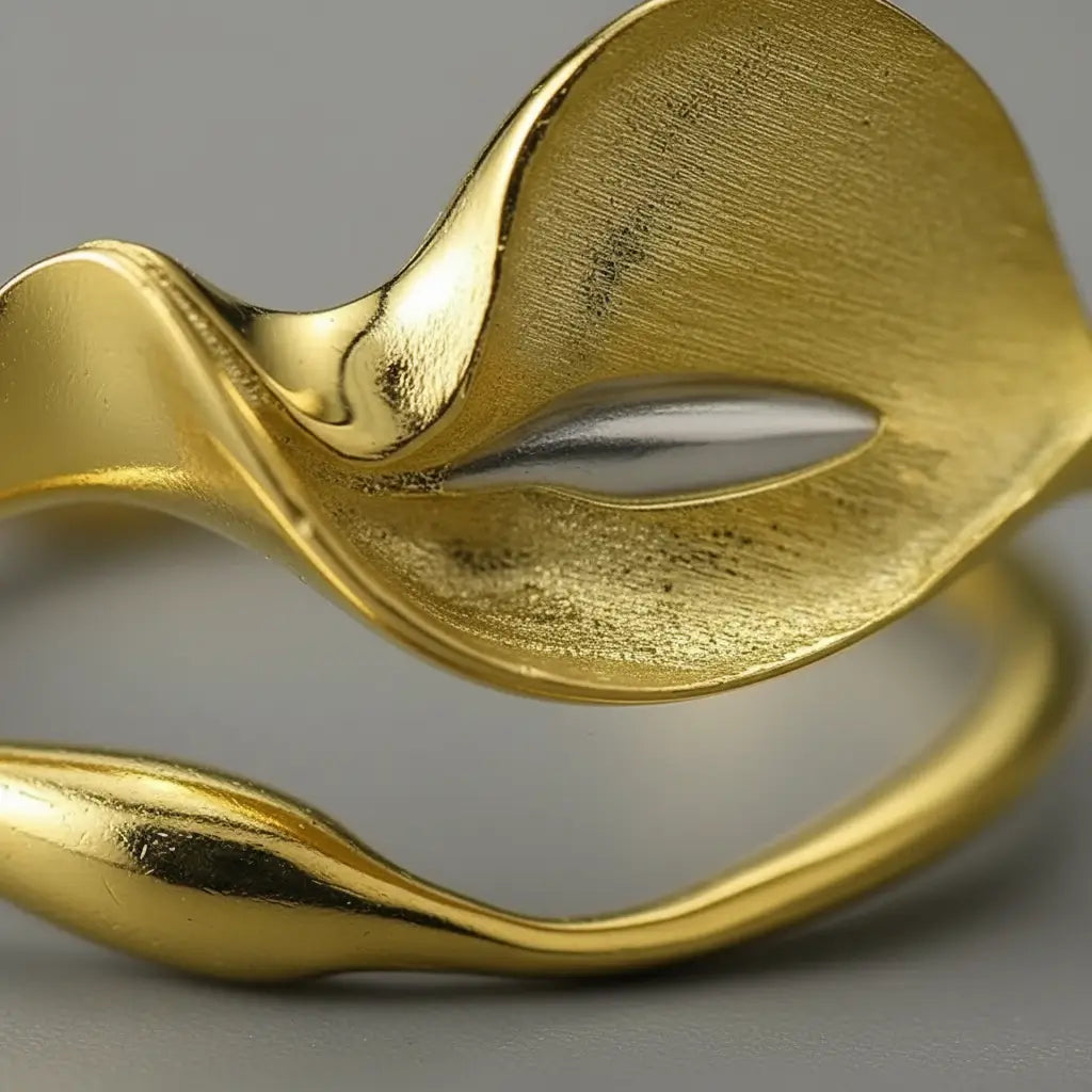 Détail de la bague arum en argent 925 montrant la finition dorée et la texture organique du bijou.