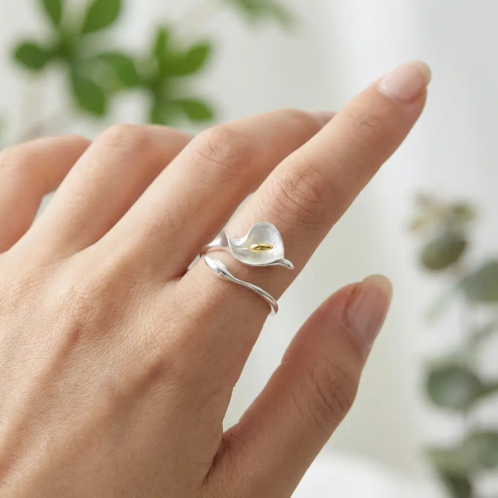 Bague arum en argent 925 version argent portée à la main dans une atmosphère naturelle et épurée.