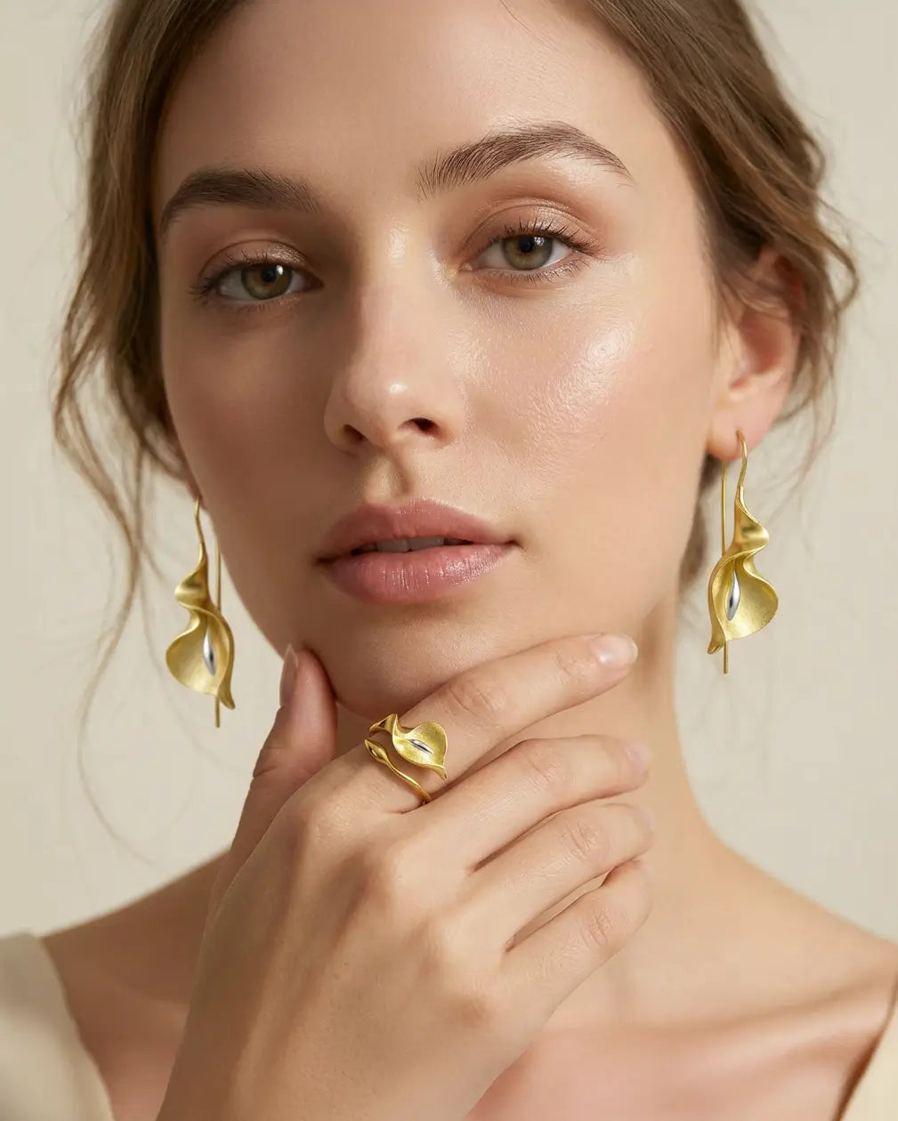 Bague arum en argent 925 finition dorée portée dans un style lifestyle élégant et naturel.