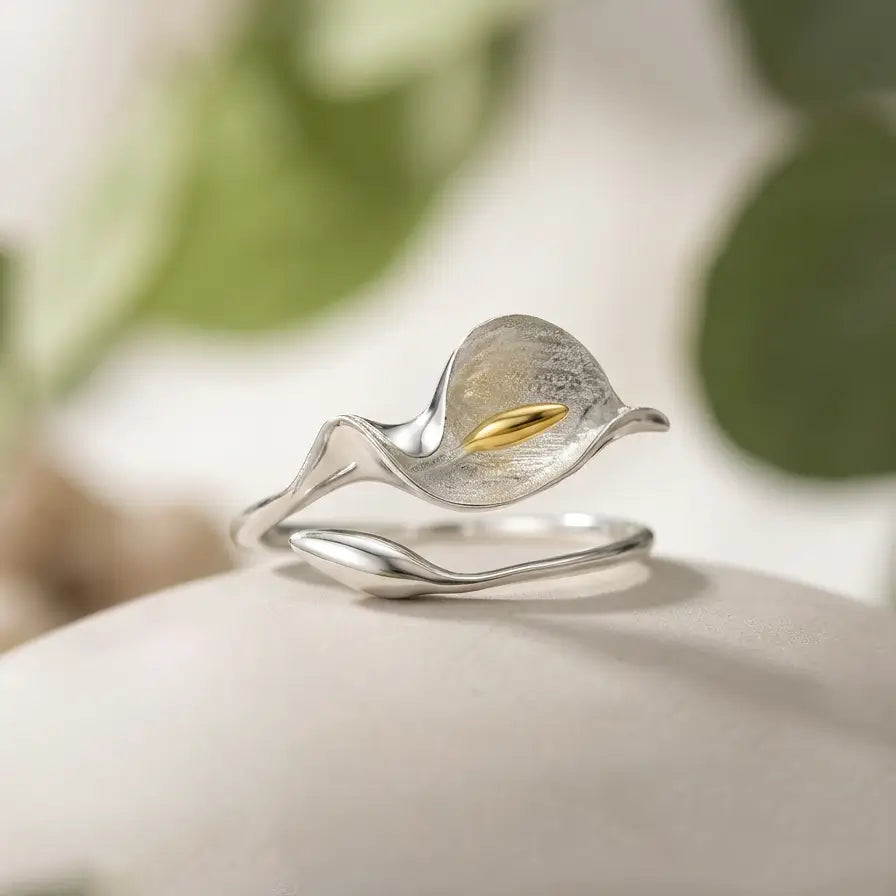 Bague arum en argent 925 version argent posée dans une ambiance végétale douce et lumineuse.