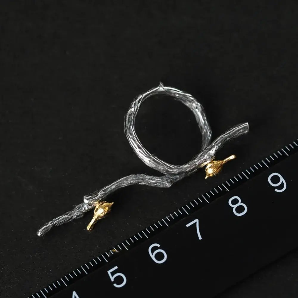 Vue de la bague branche en argent 925 avec oiseaux dorés permettant d’apprécier ses dimensions et son échelle réelle.