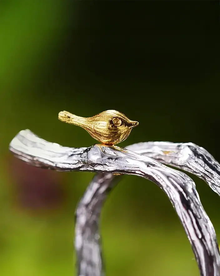 Vue macro produit de l'oiseau en finition doré.