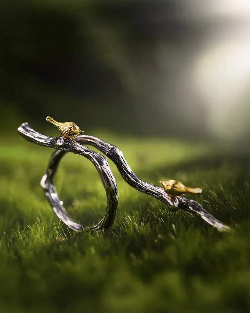 Bague branche en argent 925 en vue d'ambiance naturelle, posé sur l'herbe.