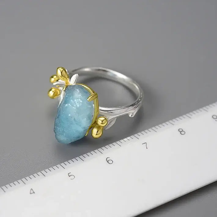 Bague de l’Eau en argent 925 avec aquamarine brute présentée avec règle pour visualiser les dimensions réelles.
