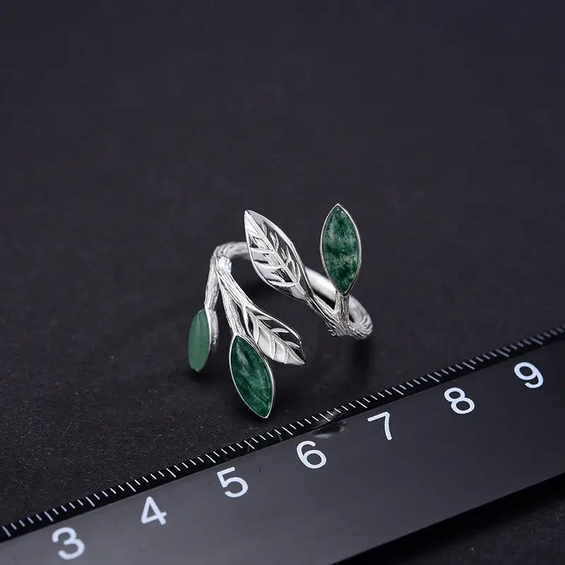 Bague feuillage en argent 925 et aventurine verte posée près d’une règle, montrant sa taille et son ajustabilité.