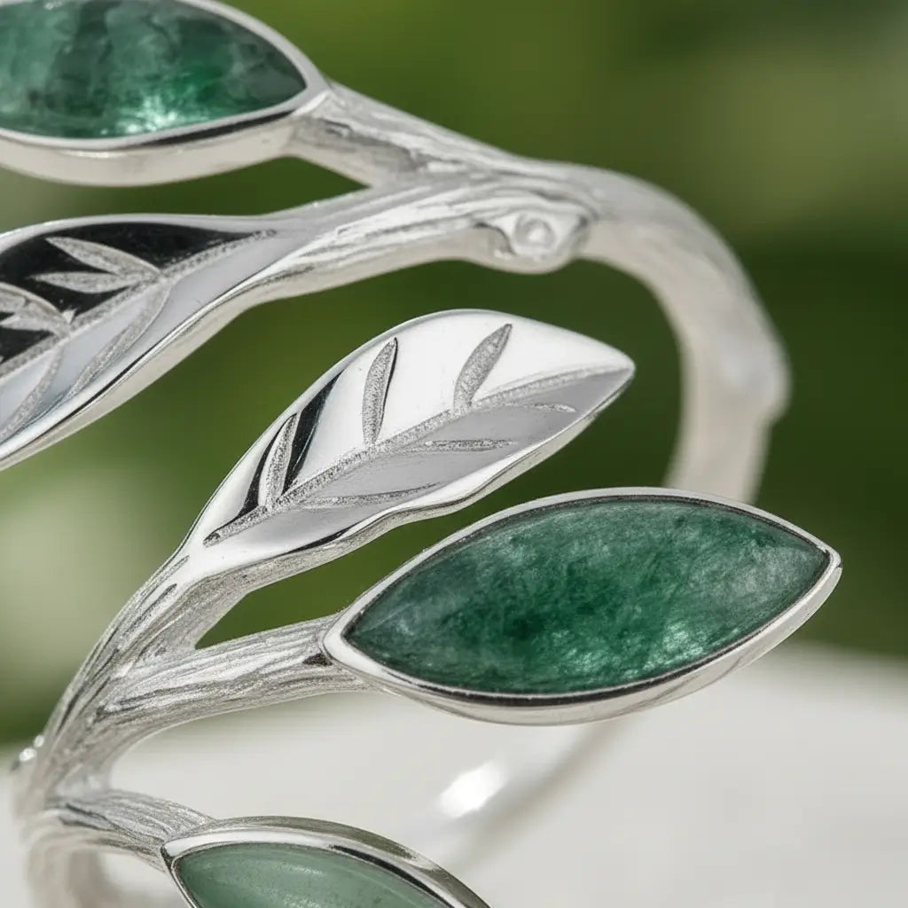 Détail de la bague feuillage en argent sterling 925 avec feuilles sculptées et aventurine verte naturelle.