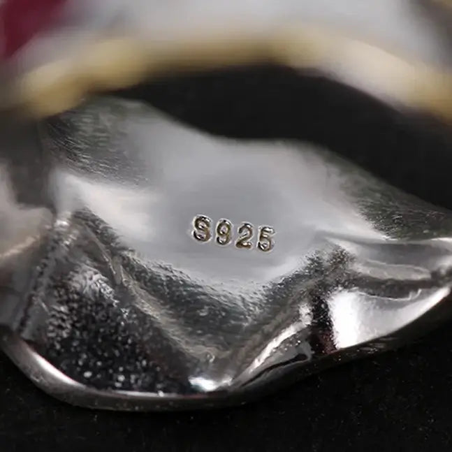 Détail du poinçon 925 sur la bague feuille en argent sterling certifié avec pierre naturelle tourmaline.