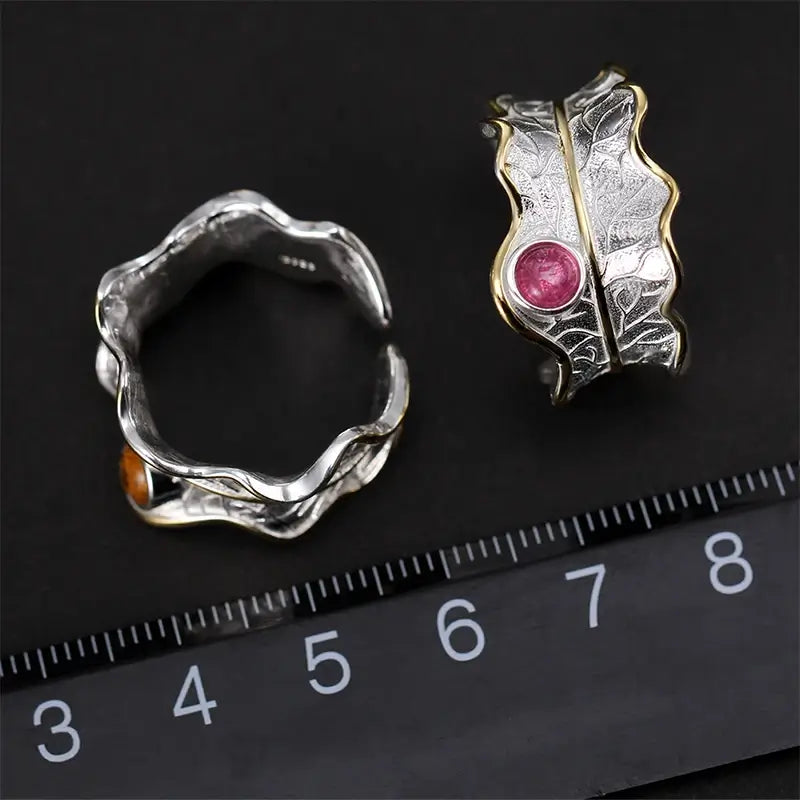 Bagues feuille en argent 925 avec tourmaline naturelle orange et rose  présentées avec règle pour visualiser les dimensions réelles.