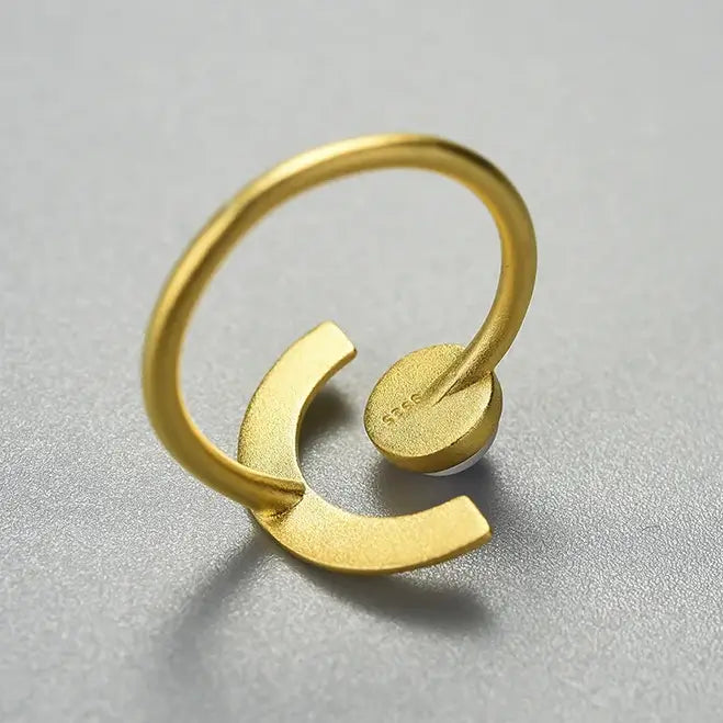 Vue produit de la bague Lune de Terre en argent 925 et émail glacé, design lunaire minimaliste et contemporain.