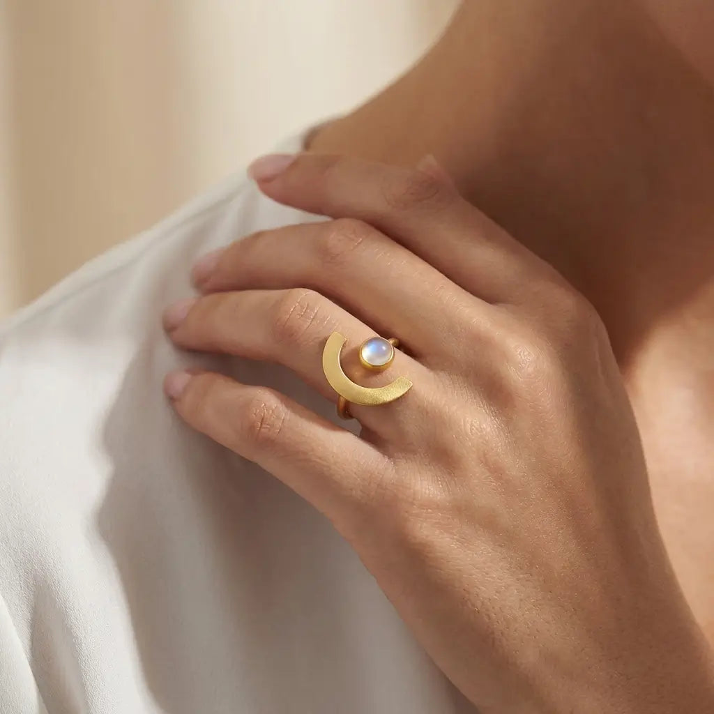 Bague Lune de Terre en argent 925 et émail glacé portée avec élégance, style minimaliste et féminin.