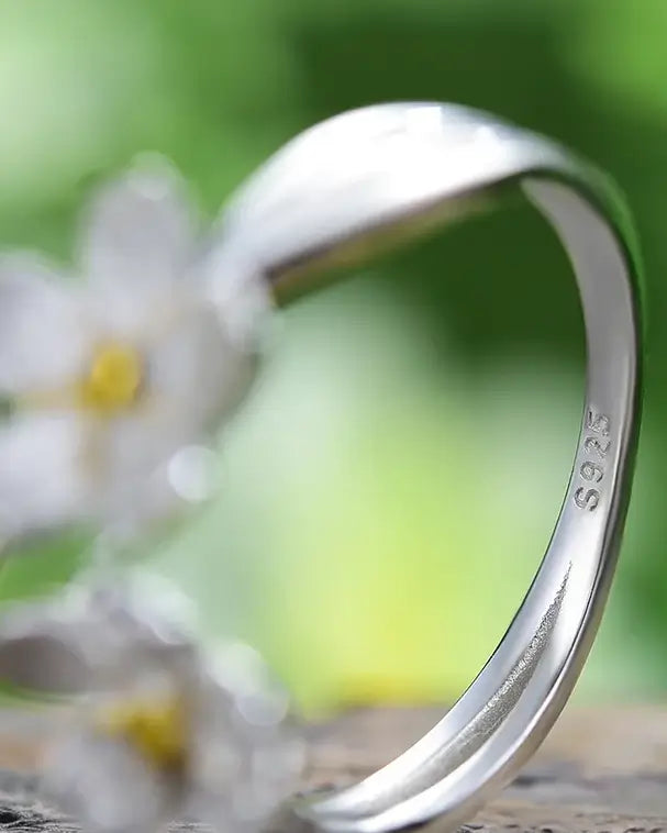 Détail de l’anneau de la bague trois fleurs ajustable en argent 925 avec finition lisse et brillante.