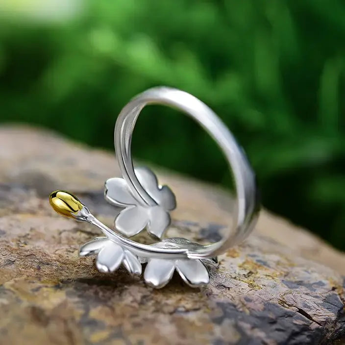 Vue de dos de la bague trois fleurs ajustable en argent 925, silhouette florale élégante.