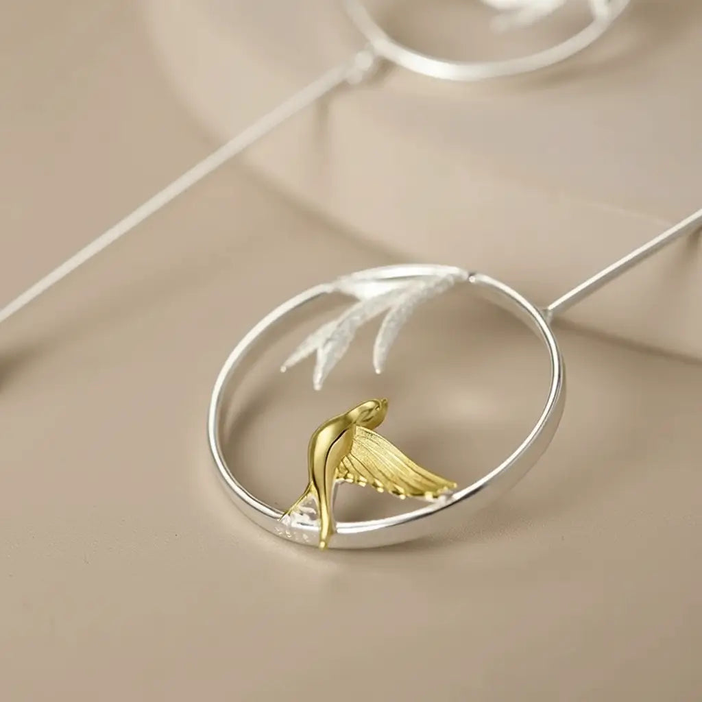 Détail de la boucle d’oreille Chant du Matin en argent 925 avec oiseau doré, finition poétique et symbolique.