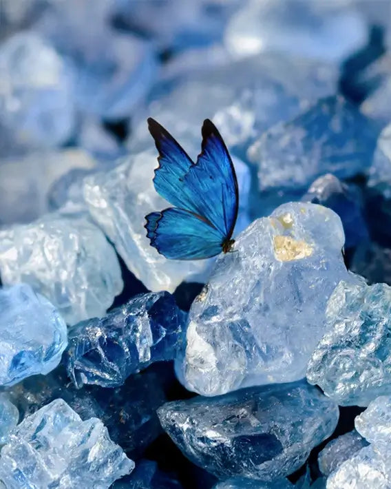 Inspiration minérale autour des pierres bleues évoquant la légèreté et la poésie des boucles d’oreilles Pétales du Ciel.