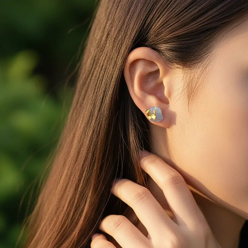 Boucles d’oreilles en argent 925 et pierres bleues portées par une femme, bijou élégant inspiré de la nature.