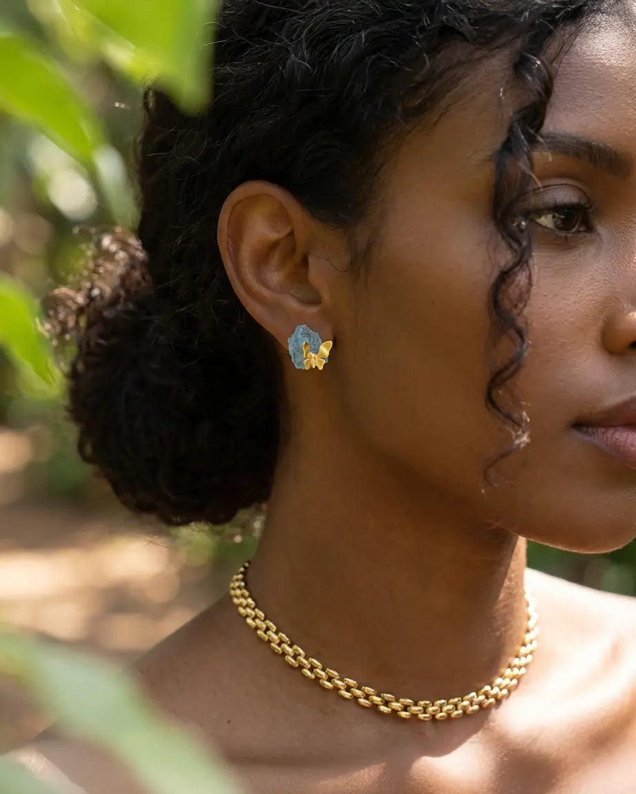 Boucles d’oreilles en argent 925 ornées de pierres bleues portées par une femme, bijou délicat et lumineux.