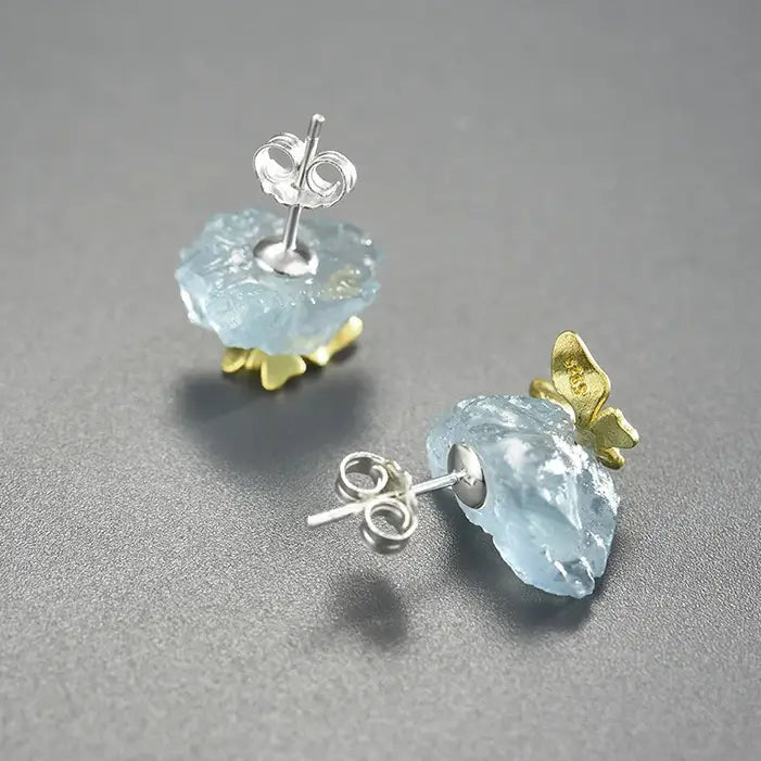 Boucles d’oreilles en argent 925 avec pierres bleues naturelles, présentées sur fond neutre pour mettre en valeur les détails.