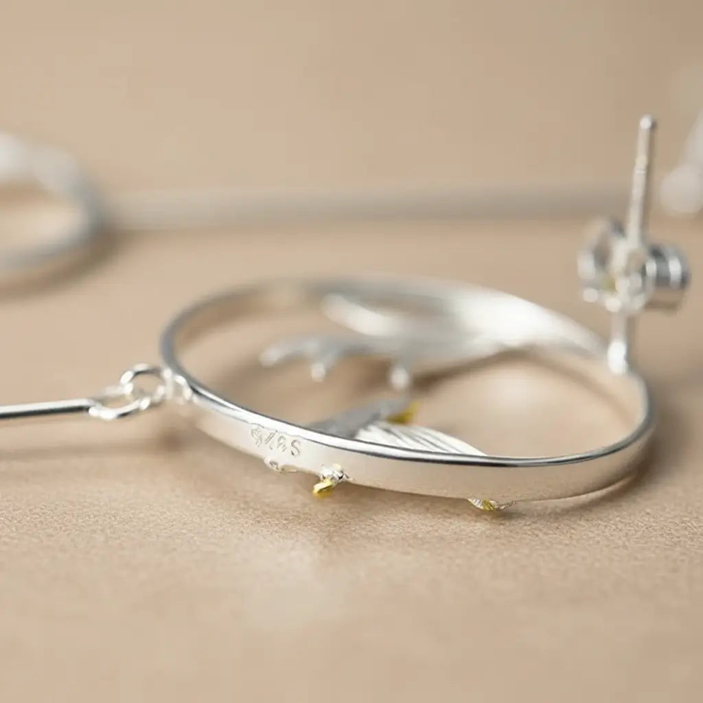 Boucles d’oreilles Chant du Matin en argent 925, détail de l’anneau et des finitions artisanales.