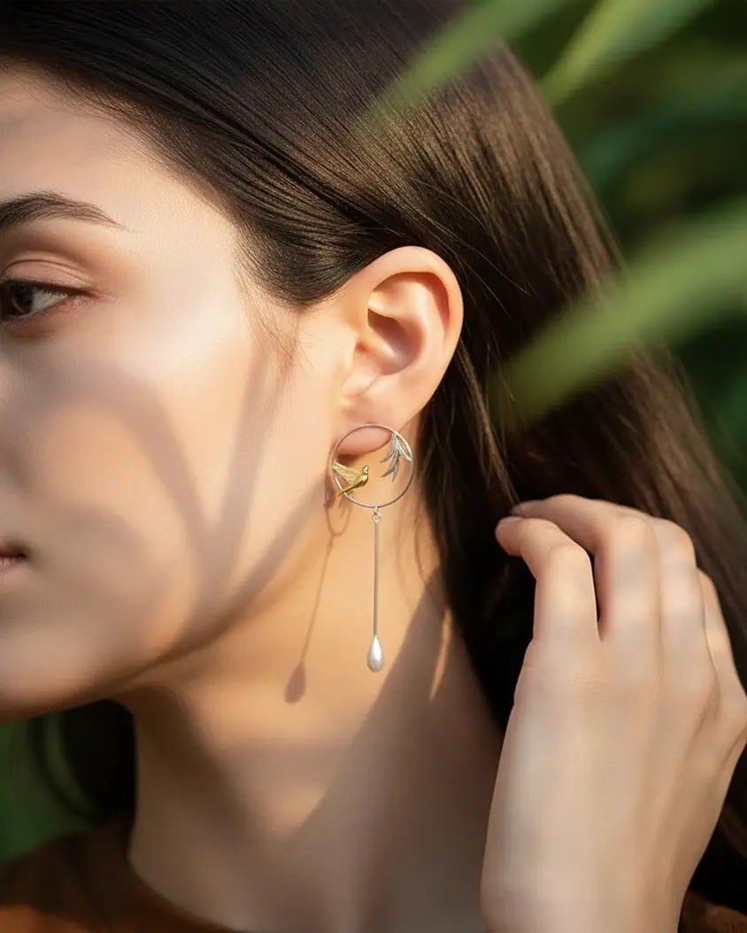 Boucles d’oreilles asymétriques Chant du Matin en argent 925 portées, mise en scène lifestyle douce et naturelle.