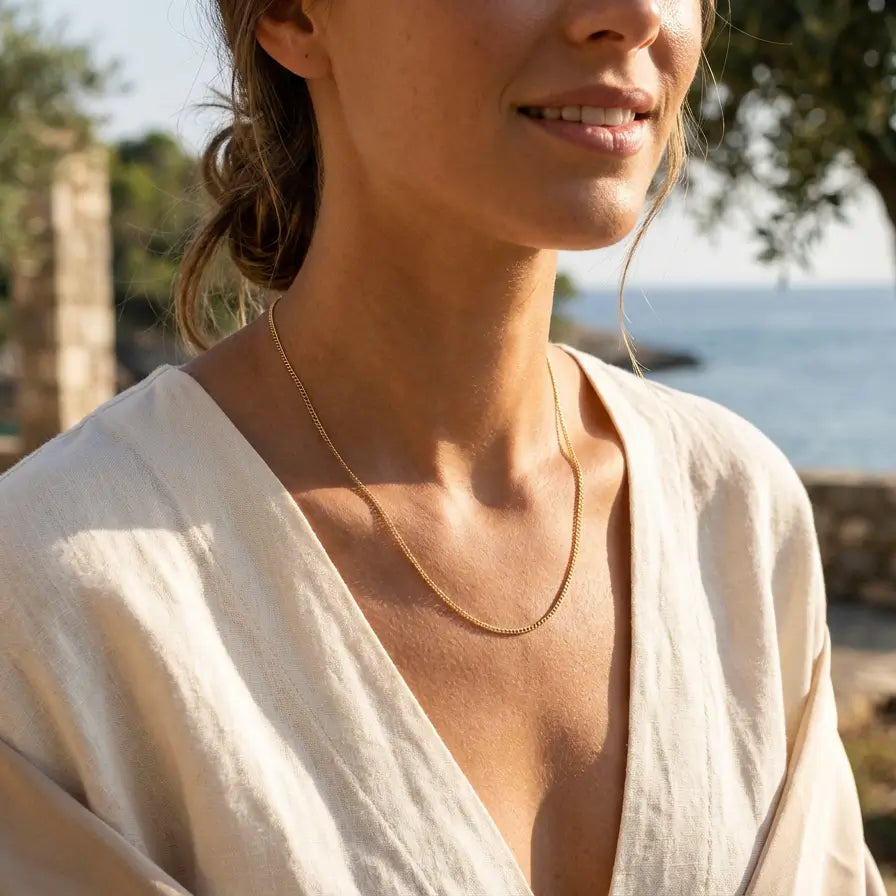 Chaîne minimaliste en argent 925 portée par une femme, bijou discret au style naturel.