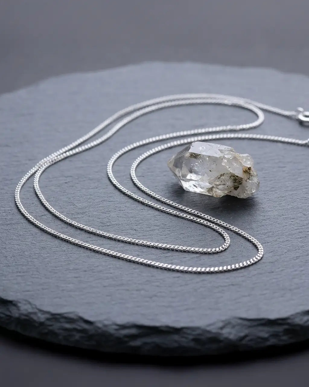 Chaîne minimaliste en argent 925 posée sur une pierre naturelle, bijou fin et épuré.