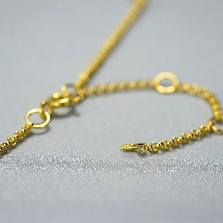 Détail du fermoir de la chaîne torque rigide en argent 925 avec finition soignée