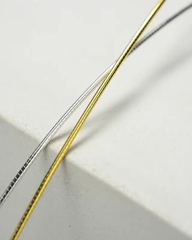 Détail de la chaîne torque rigide en argent 925 révélant une finition fine et épurée