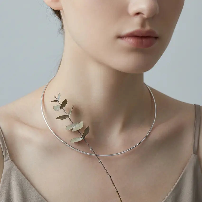 Chaîne torque rigide en argent 925 portée de manière minimaliste et élégante