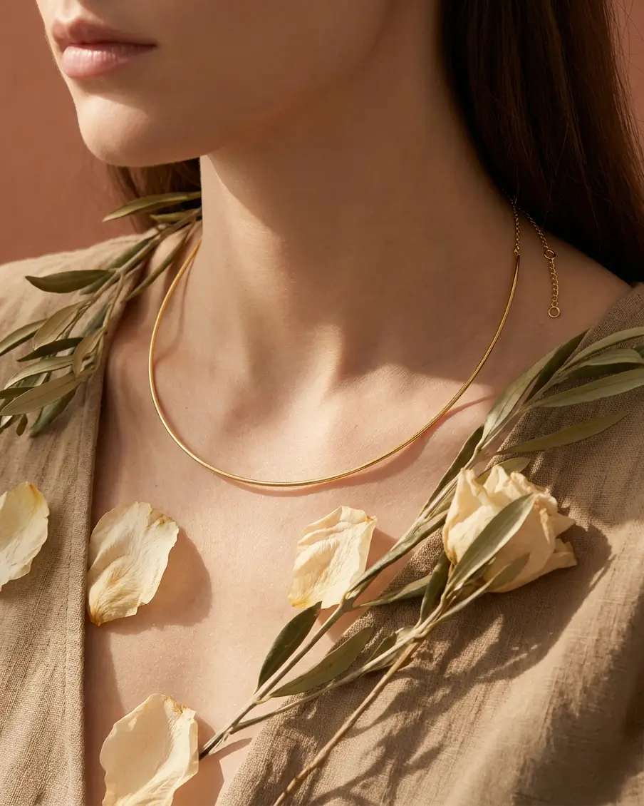 Chaîne torque rigide en argent 925 portée avec une mise en scène végétale douce et naturelle