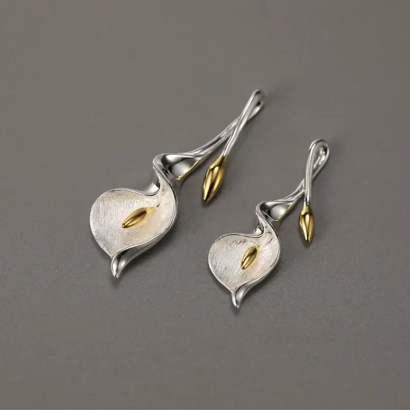 Deux pendentifs arum en argent 925 avec finition dorée, vue produit sur fond neutre.