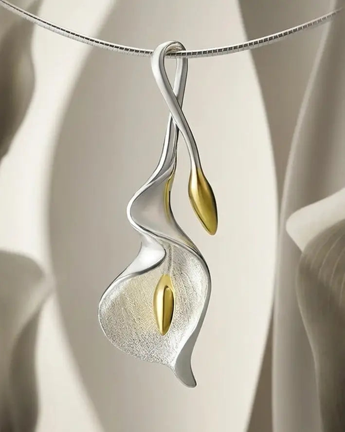 Gros plan sur le pendentif arum en argent 925 avec finition dorée, mettant en valeur la forme organique et le détail central.