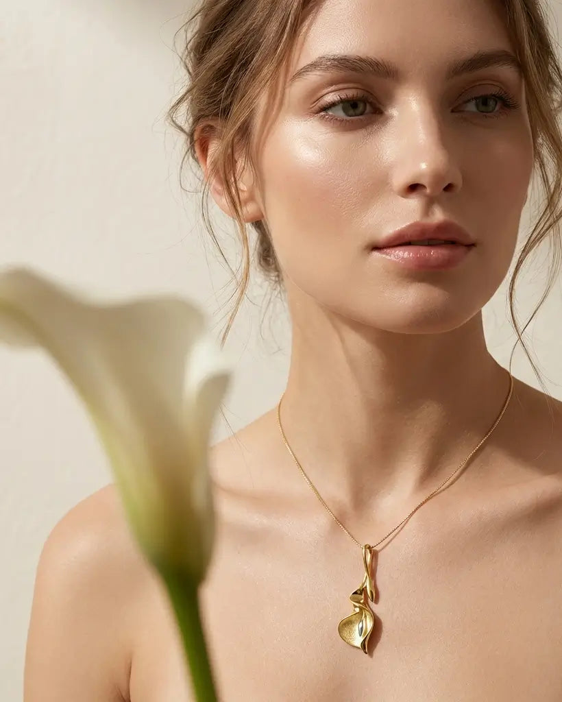 Pendentif arum en argent 925 avec finition dorée porté par une femme, rendu élégant et naturel.